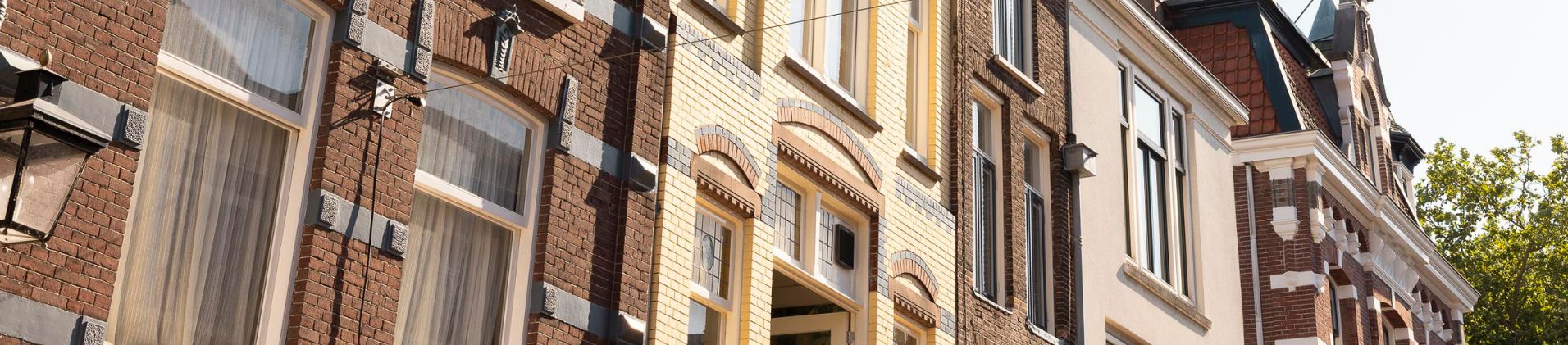 Robin Ezendam en Camille Aslaoui van den Boorn aan de Utrechtse Oudegracht